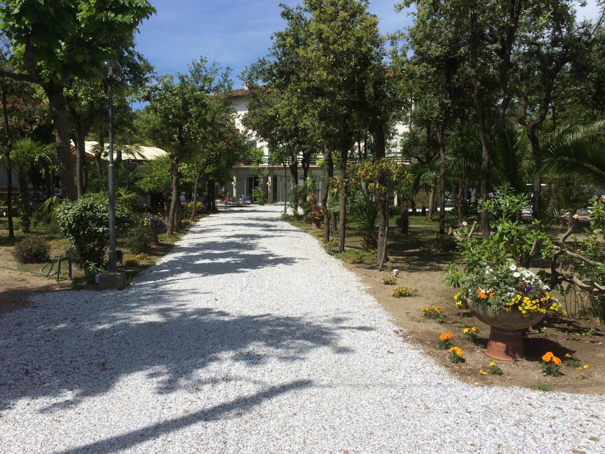 Hotel Raffaelli Villa Angela フォルテ・デイ・マルミ エクステリア 写真